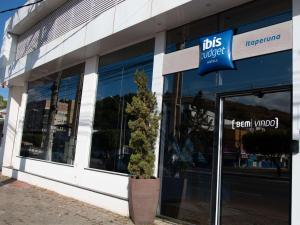 a store front with a potted tree in front of it at ibis budget Itaperuna in Itaperuna