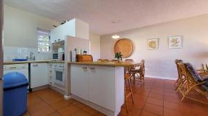 Η κουζίνα ή μικρή κουζίνα στο Escape to Paradise: Beachside Apartment