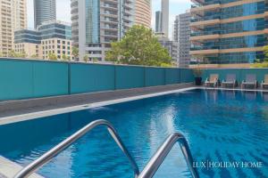 Bazén v ubytování LUX The Orra Marina View Suite nebo v jeho okolí