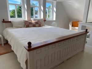 uma cama grande num quarto com janelas em PARADISE GARDEN em Bad Sooden-Allendorf