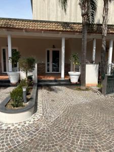 una casa con un patio con macetas en Villa Donnarumma, en Castellammare di Stabia