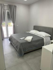 - une chambre avec un lit et 2 serviettes dans l'établissement Villa Donnarumma, à Castellammare di Stabia