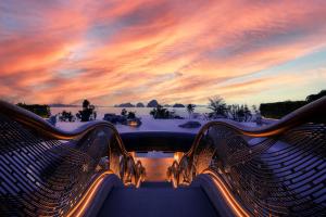 desde la terraza de un complejo al atardecer en Banyan Tree Krabi - SHA Extra Plus, en Tab Kaek