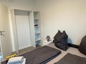 a bedroom with a bed and a book shelf at Domo Dolce Studio in Appel +13 photos