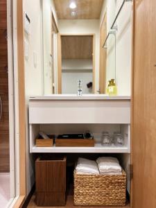 uma casa de banho com um lavatório e um espelho em akihabara k em Tóquio