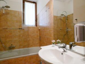 Baciati dal Sole-Self check-in في سان بيليغرينو تيرمي: حمام مع حوض ودش وحوض استحمام