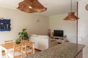 cocina con mesa y sala de estar en Litoral beach Apartment -- Esposende en Esposende