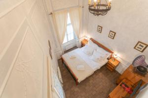 una vista sul soffitto di una camera da letto con un letto e una finestra di Loreta Hotel a Praga