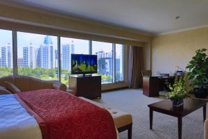 Habitación de hotel con cama y TV de pantalla plana. en Beijing Continental Grand Hotel, en Beijing