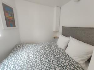 1 dormitorio con 1 cama y una foto en la pared en Cosy Appartement 4P proche 12eme/Vincennes en Charenton-le-Pont