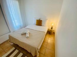 een kleine kamer met een bed met een witte handdoek erop bij ''Americo'' Joli 3 pièces climatisé Quartier Haut in Sète