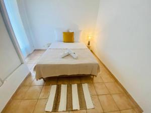 ''Americo'' Joli 3 pièces climatisé Quartier Haut في سيت: غرفة نوم بها سرير عليه منشفتان +8 صور