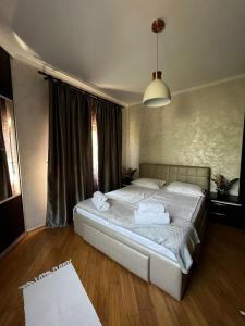 מיטה או מיטות בחדר ב-Casa moderna in Mineri