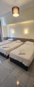 een hotelkamer met 2 bedden in een kamer bij Sunrise ApartHotel in Brussel