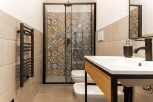 uma casa de banho com um WC, um lavatório e um chuveiro em Di Vin Roero em Vezza d'Alba