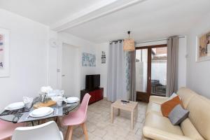 sala de estar con sofá y mesa en La Risle - Appartement spacieux, en Brionne