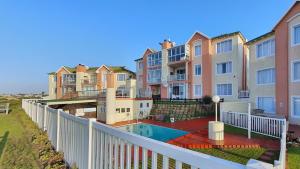 Πισίνα στο ή κοντά στο Escape to Paradise: Beachside Apartment