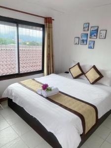 um quarto com 2 camas e vista para a praia em Vang Vieng Victory Hostel em Vang Vieng