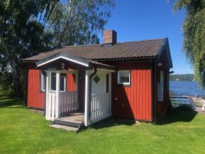 Gallery image of Private Lake Cabin in Huskvarna