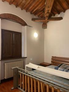 Camera con letto e soffitto in legno. di Villaggio Poggio rosso a Poderi Rancoli