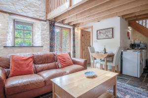 un soggiorno con un divano e un tavolo di The Apple Store - 1 Bedroom Cottage - St Ishmaels a Saint Ishmaels