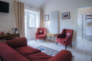 a living room with a couch and two chairs at Brynach - 1 Bedroom - St Ishmaels in Saint Ishmaels
