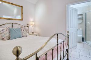 a bedroom with a bed and a mirror on the wall at Caradog - 1 Bedroom - St Ishmaels in Saint Ishmaels