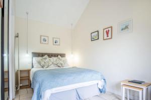 Postel nebo postele na pokoji v ubytování Teilo - 1 Bedroom - St Ishmaels
