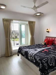 Un dormitorio con una cama grande y una ventana en Luxury 3BHK Aprtmnt City View Balcony HSpeed Wifi Free Parking, en Calcuta