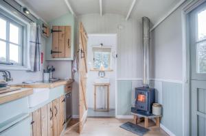 cocina con fogones en el medio de una habitación en Haven View - 1 Bedroom Shepherds Hut - St Ishmaels, en Saint Ishmaels 26 fotos más