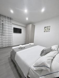 um quarto branco com uma cama grande em Capodichino Apartment 127 - 20 em Nápoles