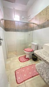 uma casa de banho com um WC e um lavatório em Casa de Praia do Marcinho em Prado