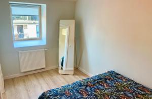 een kleine slaapkamer met een bed en een spiegel bij Apartament Miętowy - Centrum Poznańska in Bydgoszcz