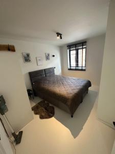 - une chambre avec un grand lit dans l'établissement Antwerp West Side, TERRACE, à Zwijndrecht
