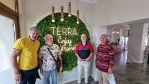Επισκέπτες που μένουν στο Cabana Restaurant TERRA