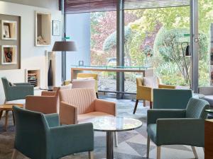 Posezení v ubytování B&B HOTEL Cergy Port 4 étoiles