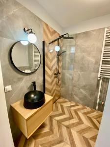 een badkamer met een zwarte wastafel en een douche bij Apartament Miętowy - Centrum Poznańska in Bydgoszcz