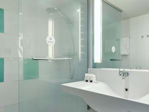 Koupelna v ubytování B&B HOTEL Cergy Port 4 étoiles