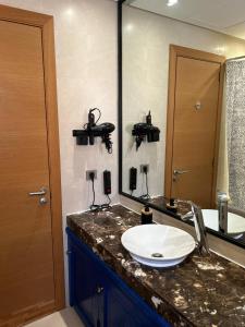 Appartement avec solarium et accès gratuit au Parc de loisirs Vizir Center tesisinde bir banyo