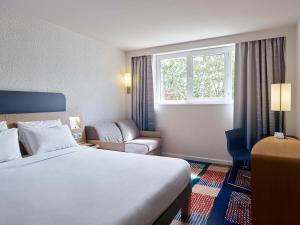 Postel nebo postele na pokoji v ubytování B&B HOTEL Cergy Port 4 étoiles