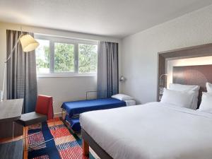 Postel nebo postele na pokoji v ubytování B&B HOTEL Cergy Port 4 étoiles