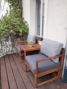 eine Terrasse mit 2 Stühlen und einem Tisch auf der Veranda in der Unterkunft Artist Studio - Berlin - Prenzlauer Berg in Berlin