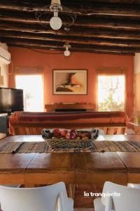 聖拉斐爾的住宿－Finca La Tranquerita，房间里的桌子上放一碗水果