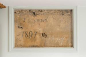 une peinture d'un mur avec une écriture dessus dans l'établissement Historic Cotswold Chic Style for UK staycation, à Bourton-on-the-Water 25 autres photos