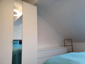 1 dormitorio con cama y espejo grande en Ferienwohnung direkt am Kurpark Laga mit Gradierwerk Solestadt, en Bad Dürrenberg