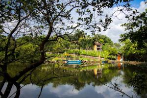 una vista de un río con una casa en el fondo en Lake Serenity Resort & Spa, en Kuruwita