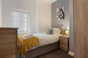 Habitación pequeña con cama y ventana en Warm & Inviting 4-Bed on Church Road, Sleeps 4, en Stockton-on-Tees