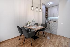 eine Küche und ein Esszimmer mit einem Tisch und Stühlen in der Unterkunft Porto lux in Aranđelovac