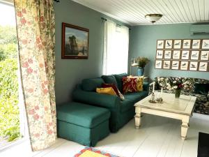 - un salon avec un canapé bleu et une table dans l'établissement Stuga i Vomb, à Veberöd
