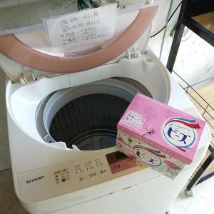 a couple of books sitting on top of a toilet at フェーヌカジ洋室 in Miyako-jima
